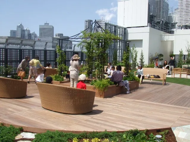 まちづくりに最適なウッドデッキ素材の選び方